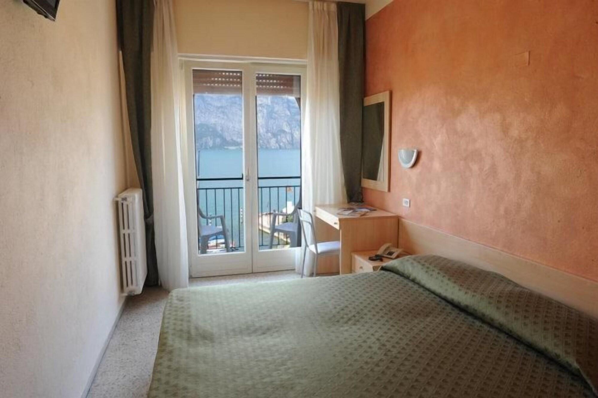 Hotel Sorriso Brenzone sul Garda Exterior photo