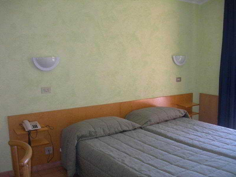 Hotel Sorriso Brenzone sul Garda Exterior photo